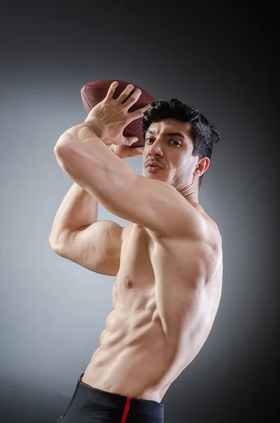 Hombre musculoso con fútbol americano — Foto de Stock