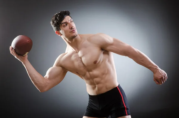 Homem musculoso com futebol americano — Fotografia de Stock