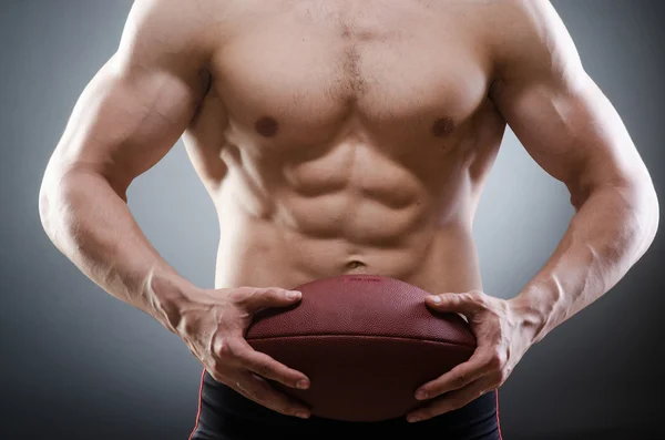 Hombre musculoso con fútbol americano — Foto de Stock