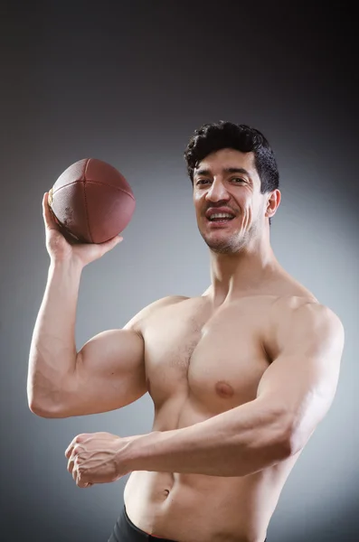 Muskulöser Mann mit American Football — Stockfoto