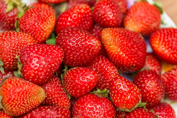 Erdbeeren auf der Auslage arrangiert — Stockfoto