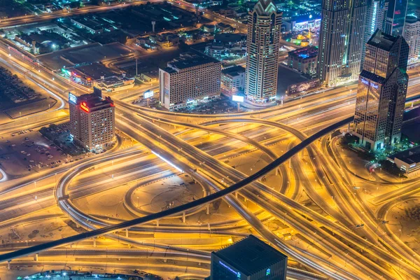 Dubai cruce de carreteras durante las horas nocturnas —  Fotos de Stock