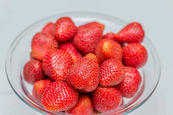 Erdbeeren auf der Auslage arrangiert — Stockfoto