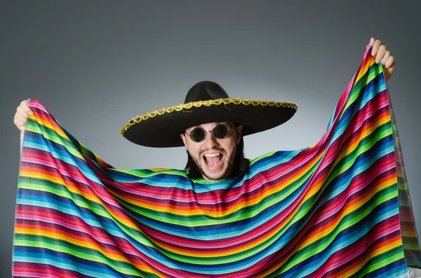 Divertente messicano indossando cappello sombrero — Foto Stock