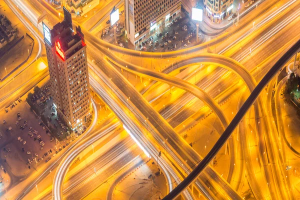 Verkehrsknotenpunkt Dubai in den Nachtstunden — Stockfoto