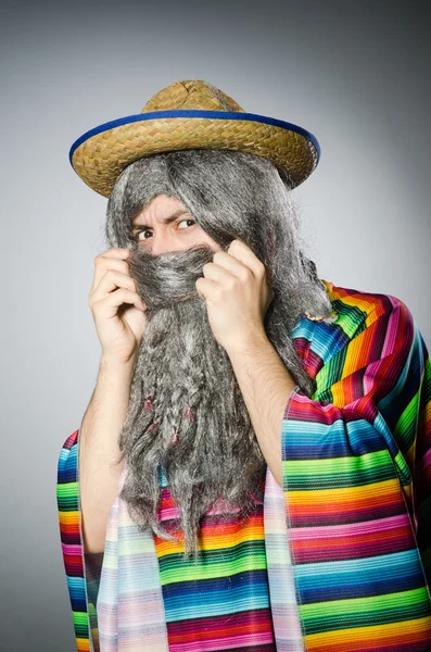 Человек в сомбреро шляпе в смешной концепции — стоковое фото