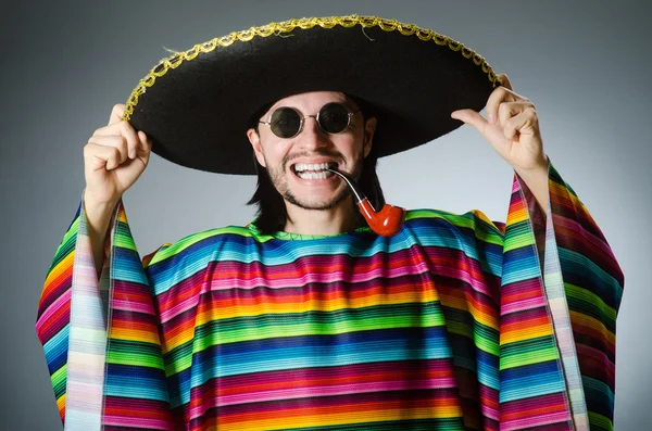 Mexikanska röka pipa bära sombrero — Stockfoto