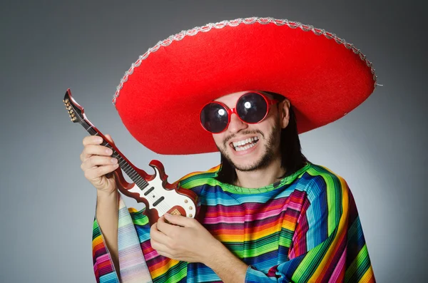 Mexican playing guitar wearing sombrero — Stock Photo, Image