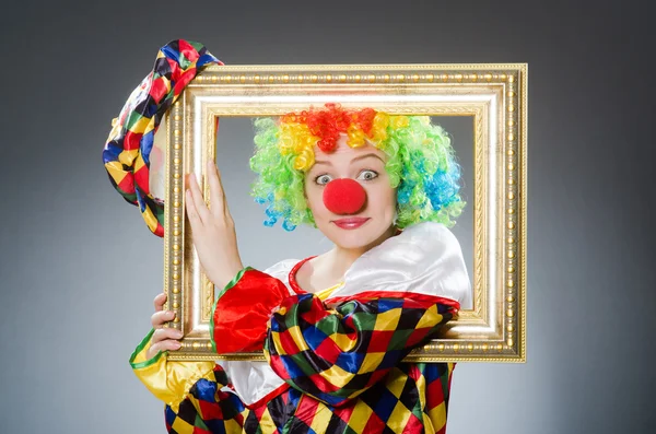 Clown met afbeeldingsframe in grappige concept — Stockfoto