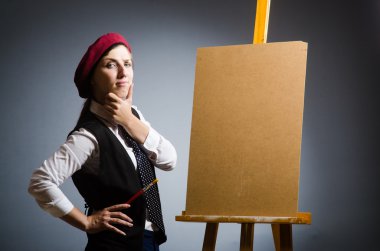 Stüdyoda çalışan komik bir sanatçı.