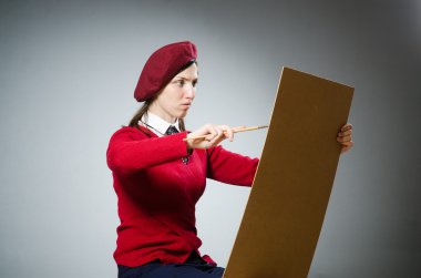 Stüdyoda çalışan komik bir sanatçı.