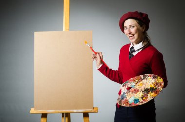 Stüdyoda çalışan komik bir sanatçı.