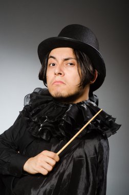 Komik sihirbaz giyen silindir şapka