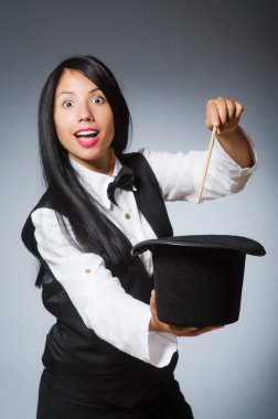 Komik konseptte kadın sihirbaz