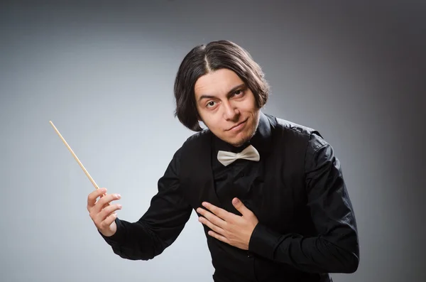 Vtipný dirigent v hudebním pojetí — Stock fotografie