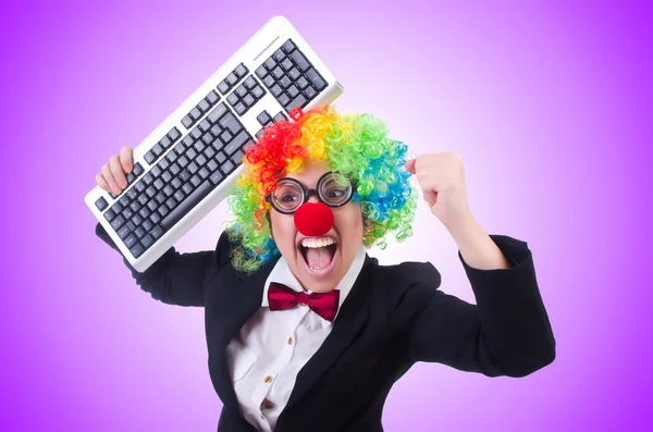 Lustiger Clown mit Tastatur auf Weiß — Stockfoto