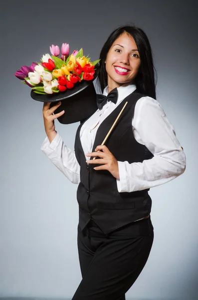 Donna con fiori in cappello — Foto Stock