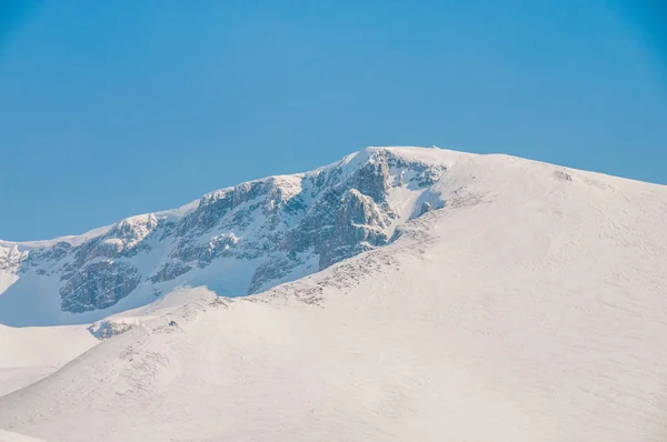 Montagne invernali nella luminosa giornata invernale — Foto Stock