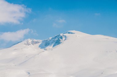 Kış dağları aydınlık kış gününde