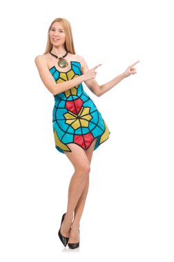 Parlak straplez elbiseli kadın, beyaz tenli.