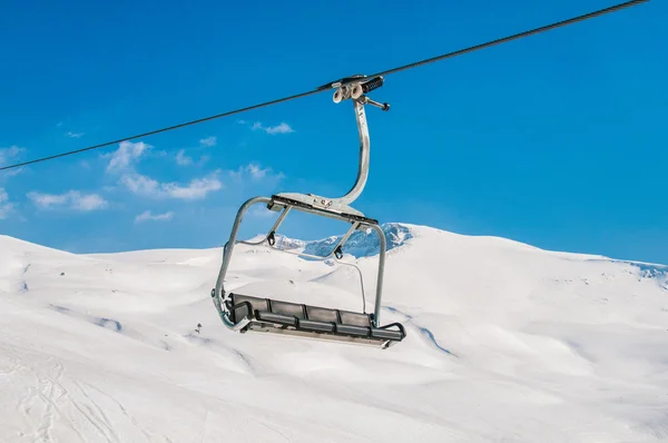 Skilifte überdauern hellen Wintertag — Stockfoto