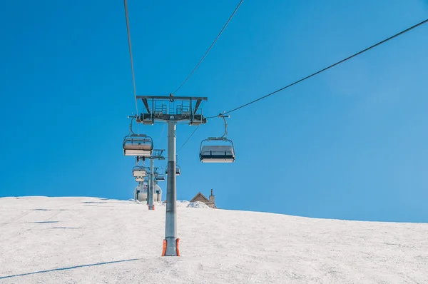 明るい冬の日の間にスキーリフト — ストック写真