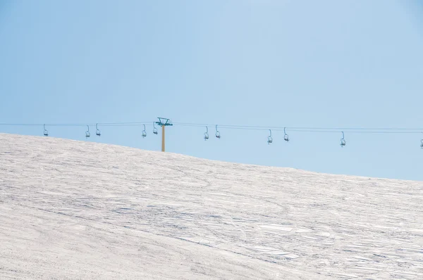 Skidliftar under ljusa vinterdagar — Stockfoto