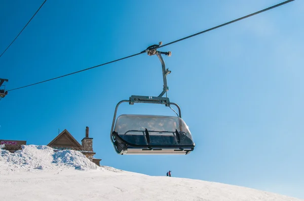 Ski levanta durações dia de inverno brilhante — Fotografia de Stock