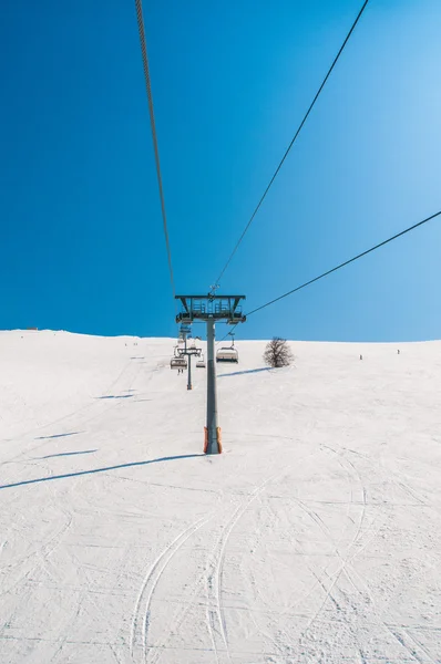 Aydınlık kış gününde kayak kaldırır — Stok fotoğraf