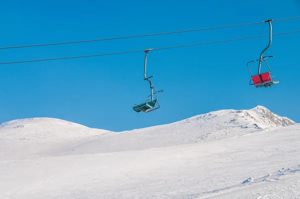 Skidliftar under ljusa vinterdagar — Stockfoto