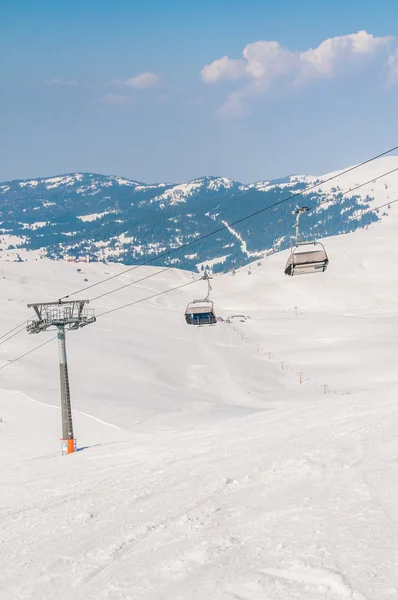 Ski lifts durings luminos de iarnă zi — Fotografie, imagine de stoc