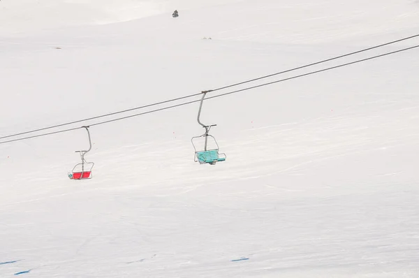 滑雪升降冬日明媚 — 图库照片