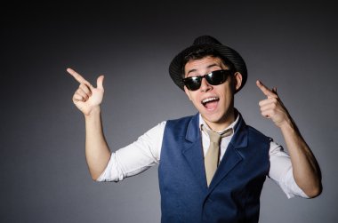 Mavi yelek ve şapka gri karşı genç adam