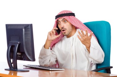 Ofiste çalışan bir Arap.
