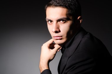 Karanlık Studio genç işadamı