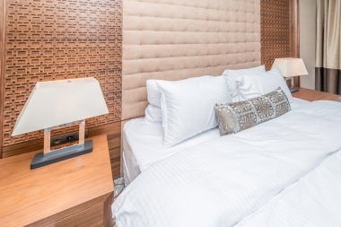 Modern içerikli bir otel odası.