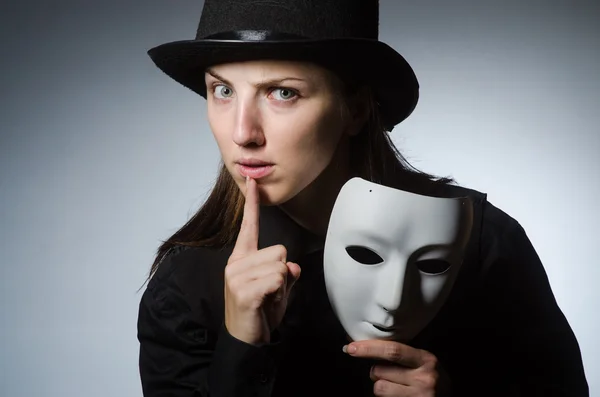 Γυναίκα με μάσκα σε αστεία έννοια — Φωτογραφία Αρχείου