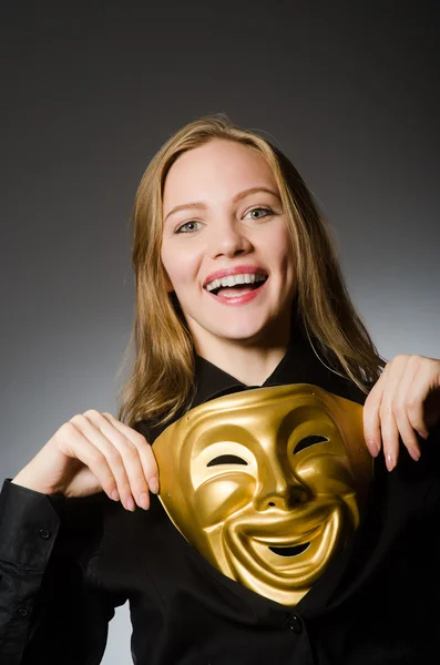 Vrouw met masker in grappig concept — Stockfoto