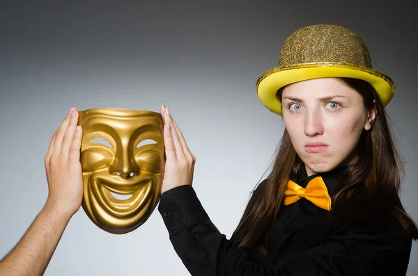 Женщина в маске в смешной концепции — стоковое фото
