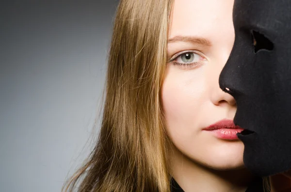 面白い概念でマスクを持つ女性 — ストック写真