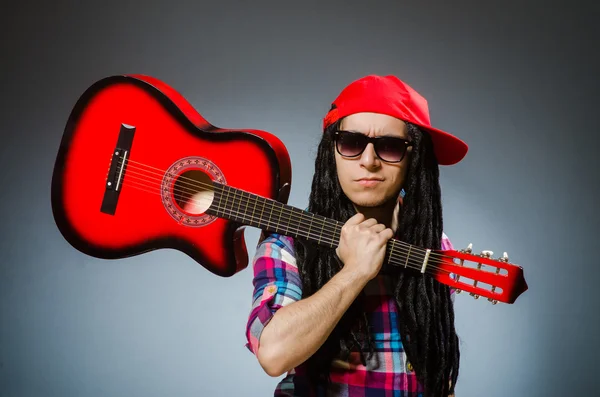 Vtipný muž hrající na kytaru v hudebním pojetí — Stock fotografie