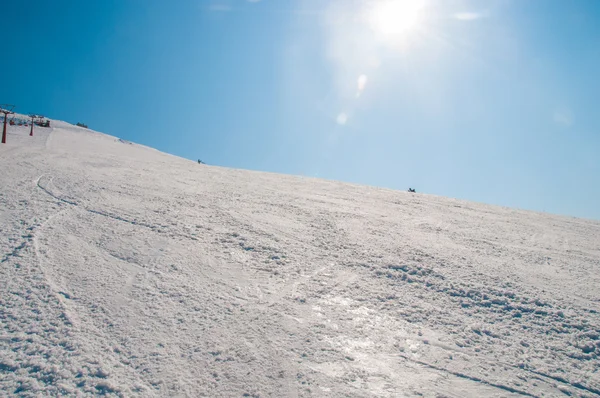 明るい冬の日の冬の山 — ストック写真