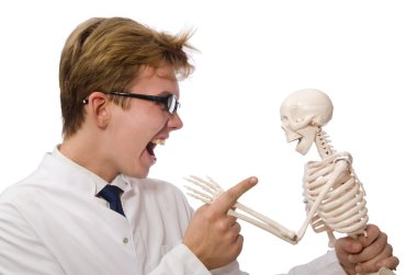 İskeleti beyaz olan komik doktor.