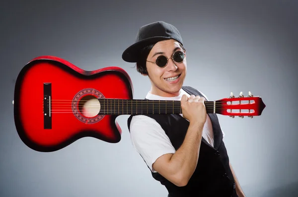 Grappige gitarist in muzikaal concept — Stockfoto