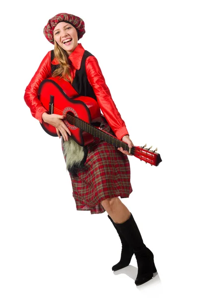 Grappige vrouw in Schotse kleding met gitaar — Stockfoto