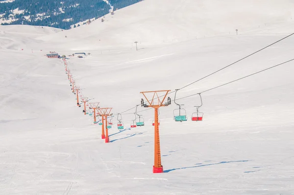 Aydınlık kış gününde kayak kaldırır — Stok fotoğraf
