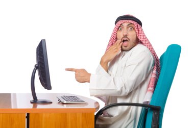 Ofiste çalışan bir Arap.