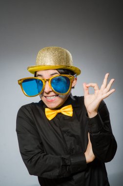 Antika şapkalı komik adam.