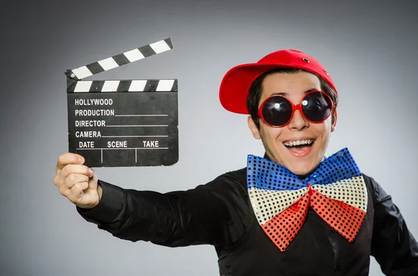 Uomo divertente con clapboard film — Foto Stock