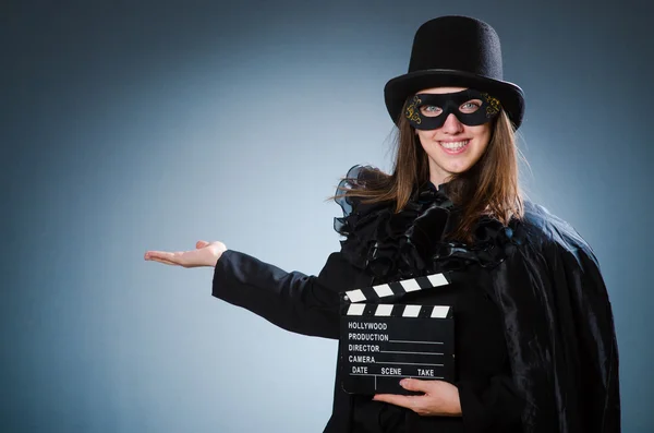 Mujer usando máscara con tablero de cine —  Fotos de Stock